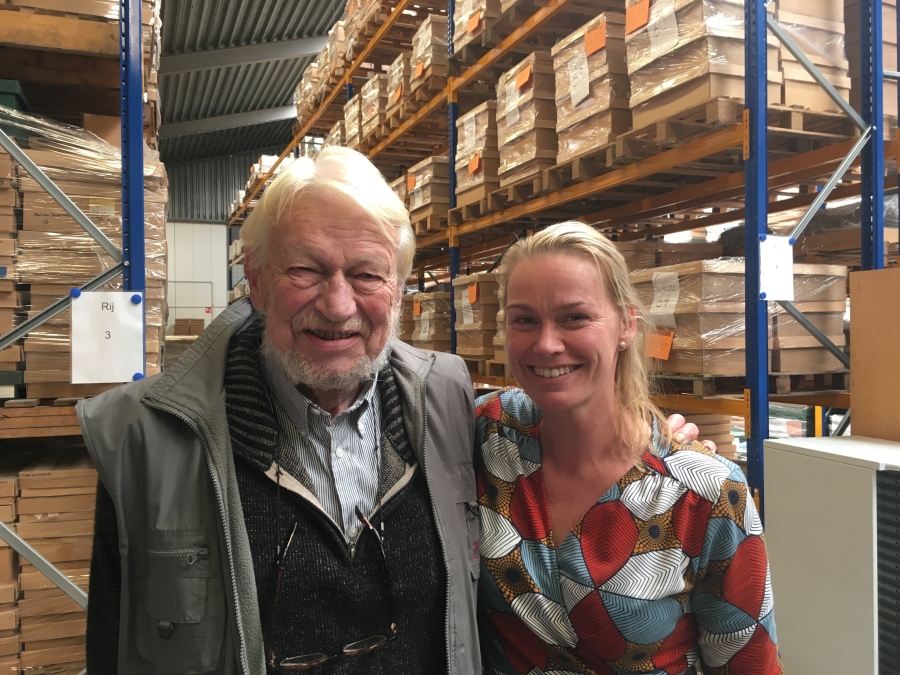 Onderzoekers Arie Janssen en Katja Peijnenburg voor de molluskencollectie