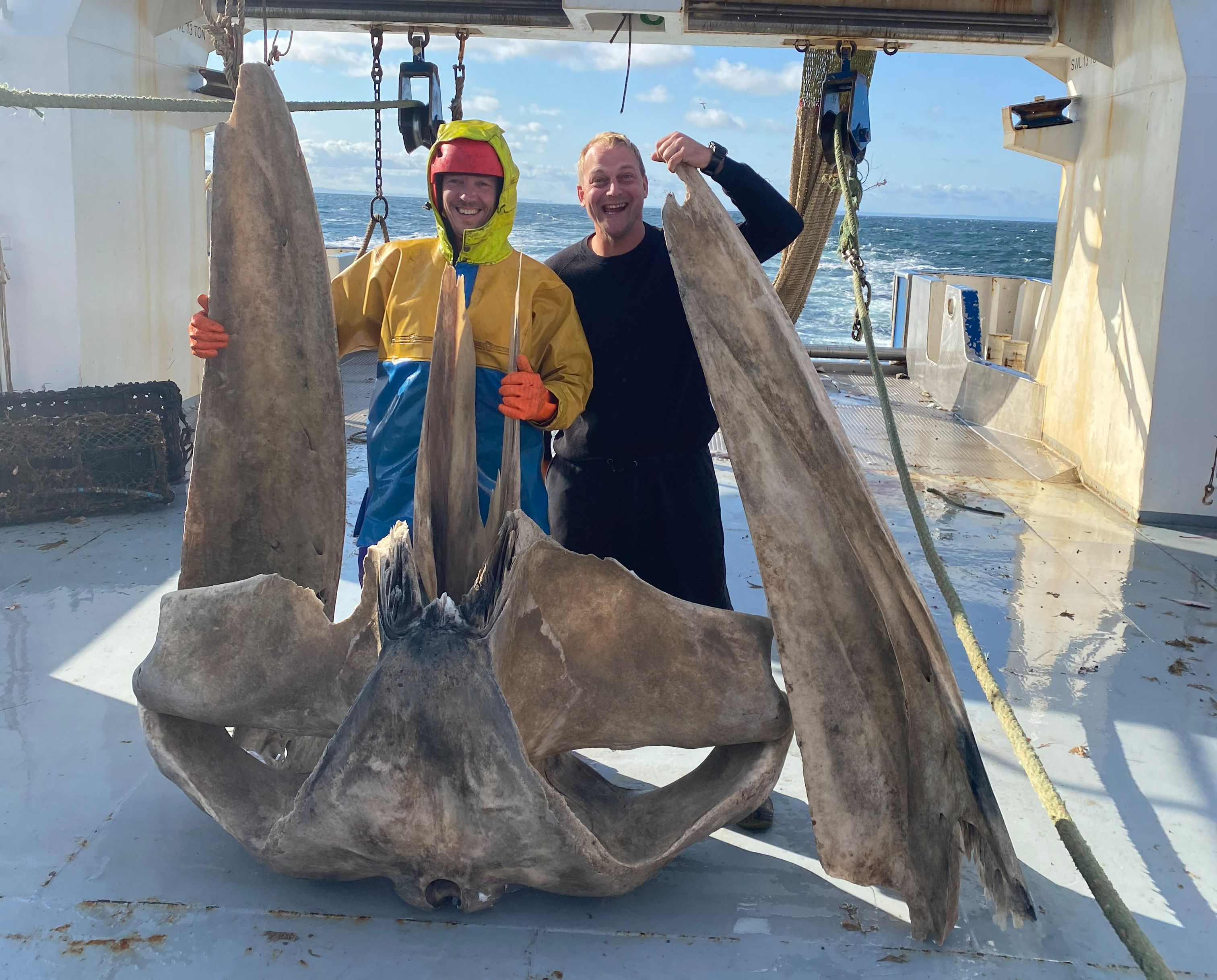 De vissers met de vondst van de vinvis (Bron: Klaas van Duijn)