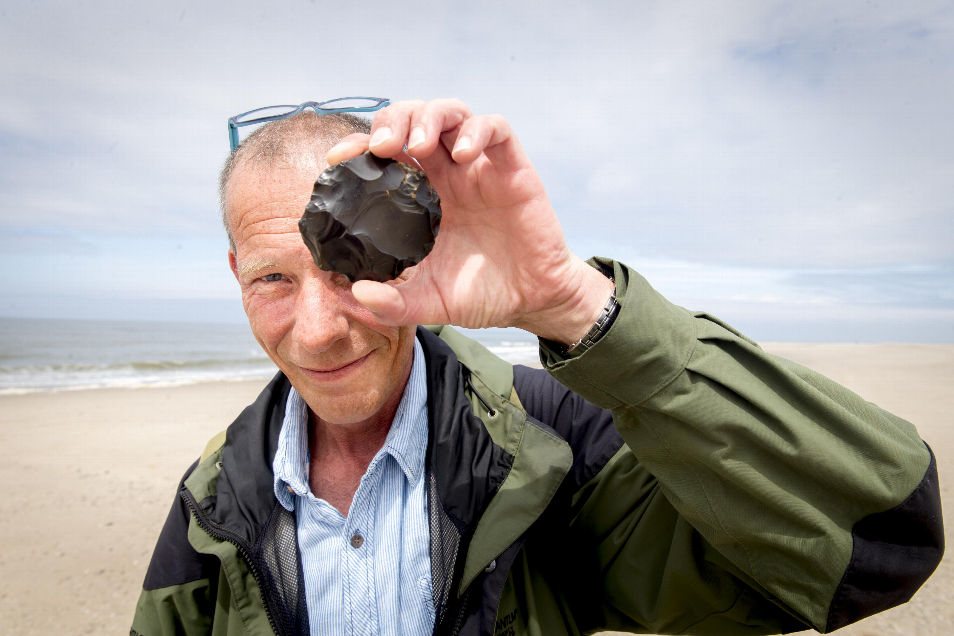 Walter Langendoen met een werktuig van een neanderthaler