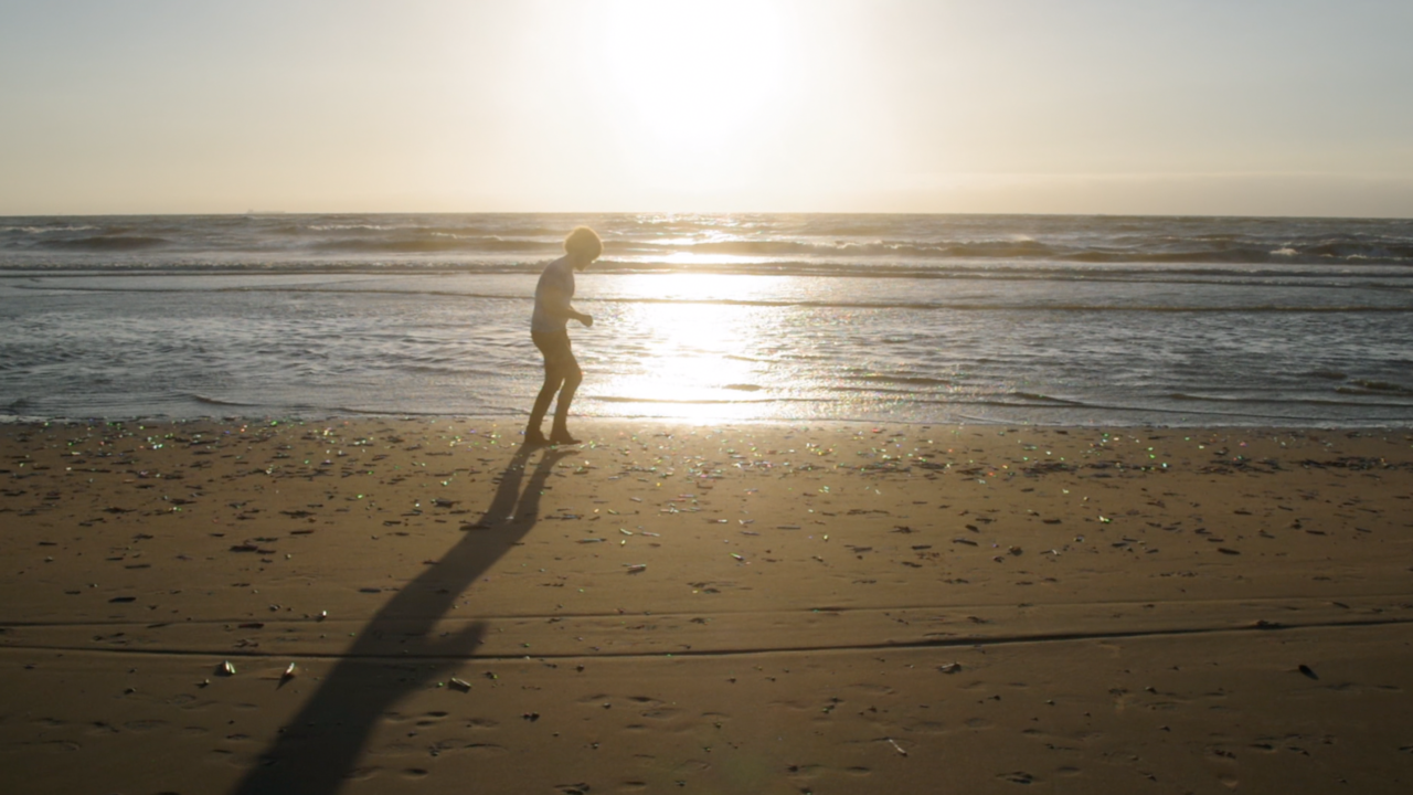 Auke Florian zoekt fossielen en schelpen op het strand