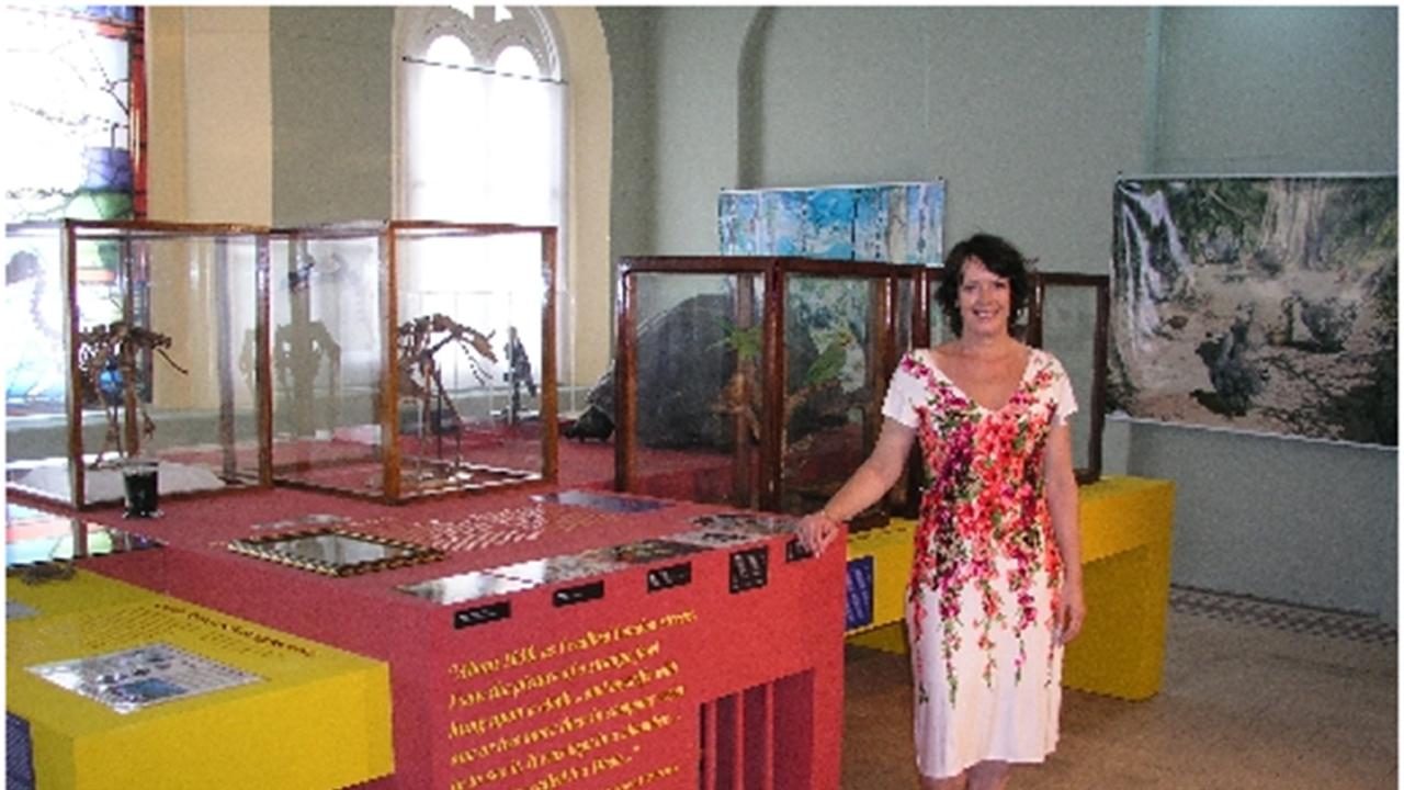 Marijke in haar tentoonstelling