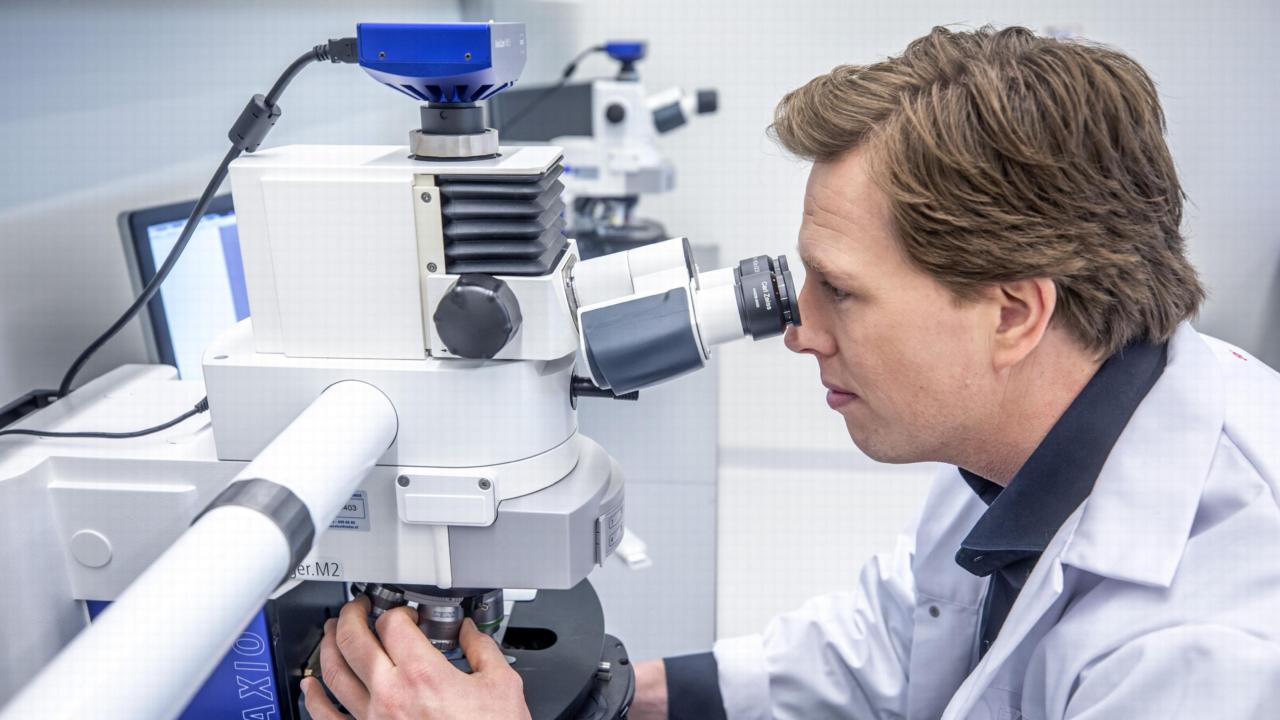 Freek Vonk in the lab