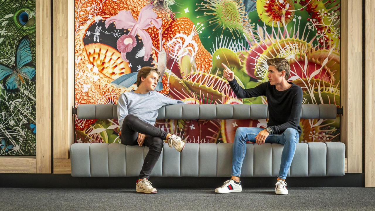 Kinderen op een bankje in Naturalis