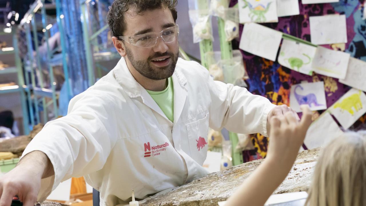 Jeffry van Mansons in het Dinolab van Naturalis
