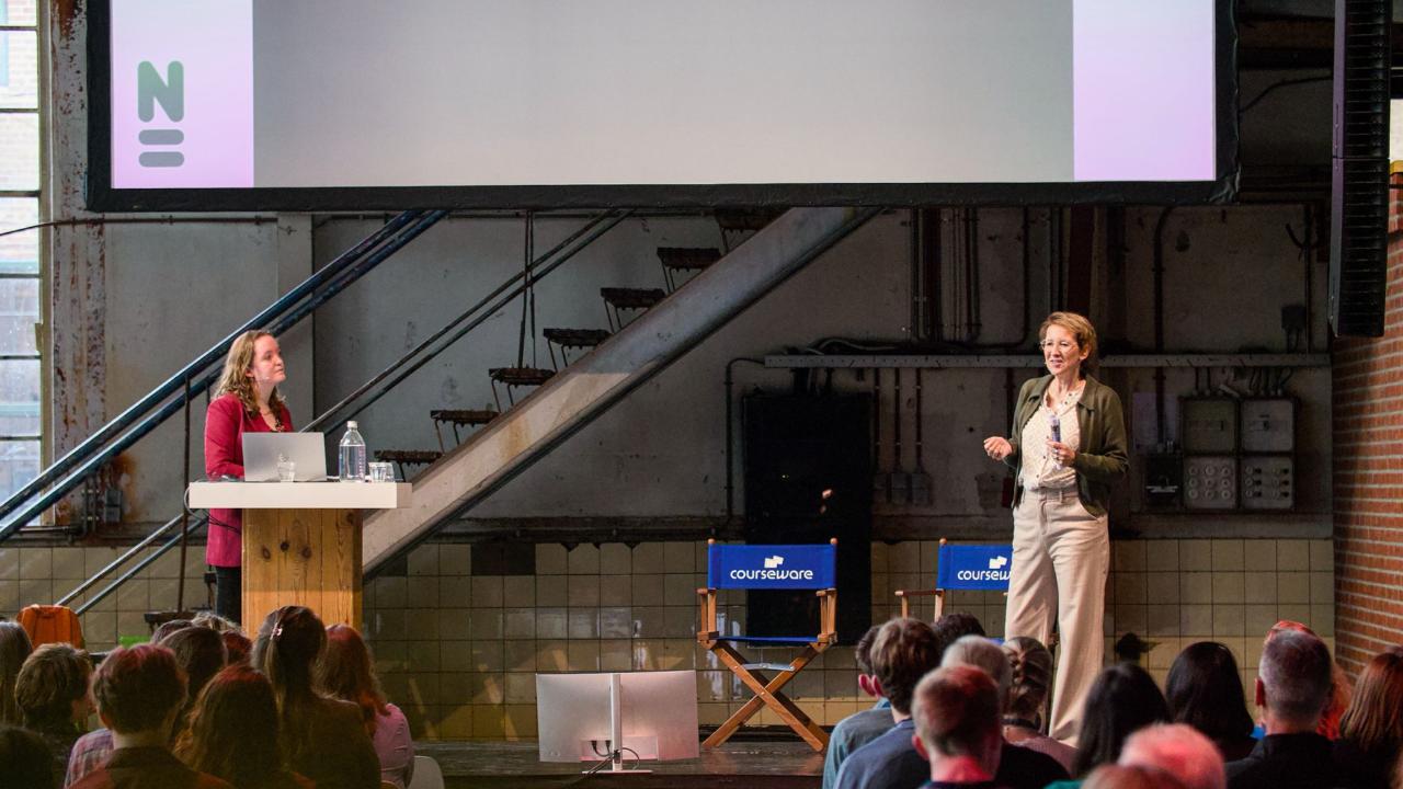 Merel en Marit op een congres