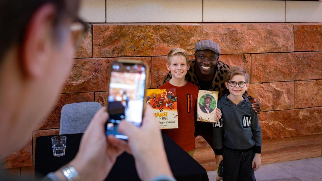 Kinderen op de foto met Iven Cudogham