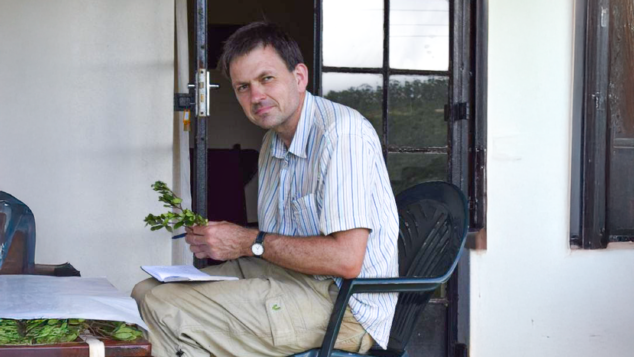 Jan die planten inlegt