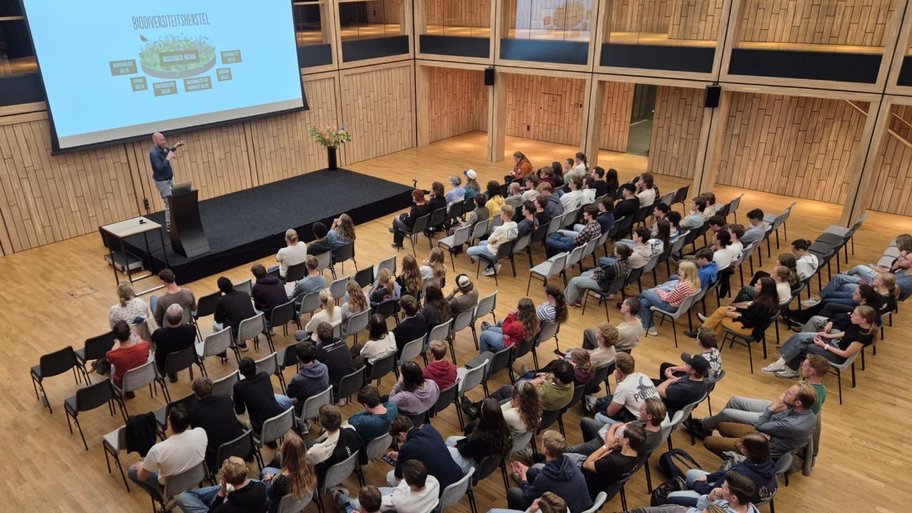 Raymond geeft een presentatie