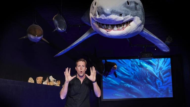 Freek Vonk met een witte haai