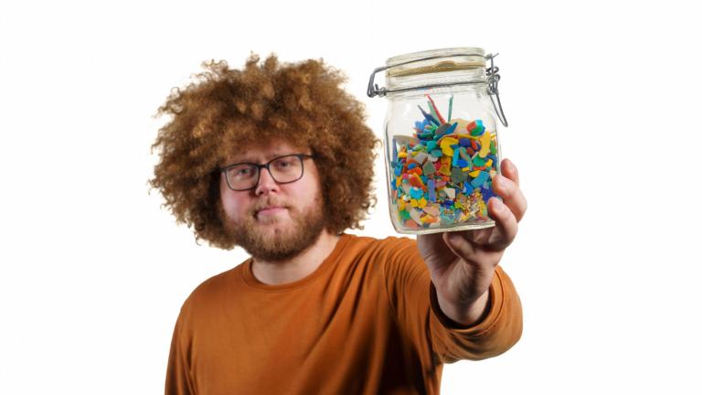 Onderzoeker Auke-Florian Hiemstra met plasticsnippers