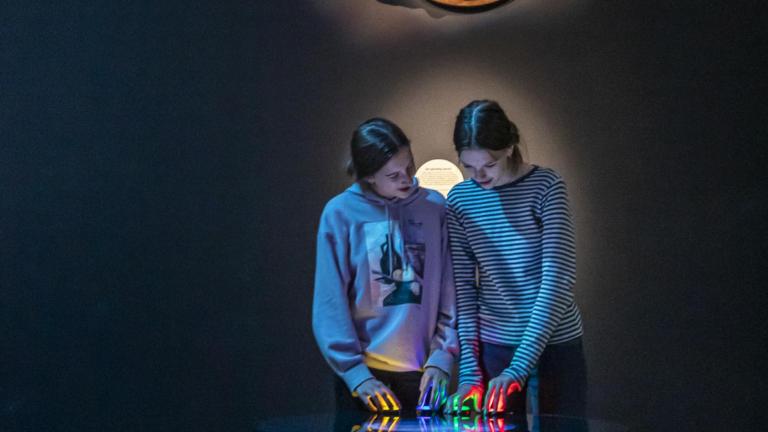 Bezoekers in zaal Evolutie