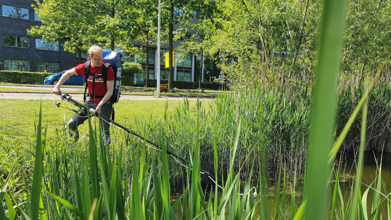 Watermonsters nemen met een soort stofzuiger op je rug