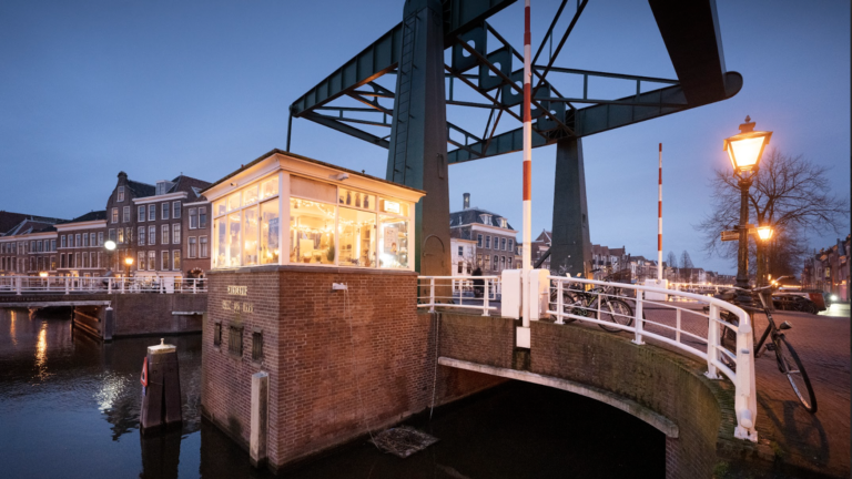 Het Brugwachtershuisje op de Marebrug