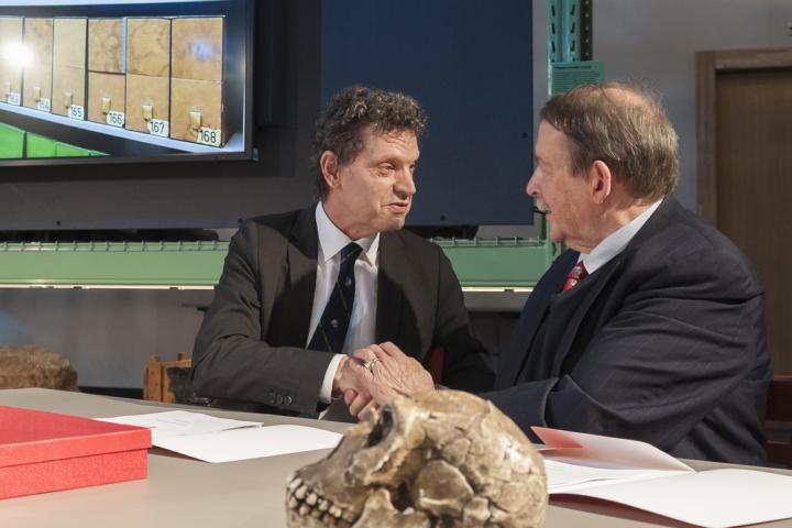 Edwin van Huis en Professor Slikkerveer Schudden de hand