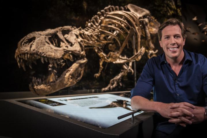 Prof. dr. Freek Vonk met T. rex Trix in Naturalis