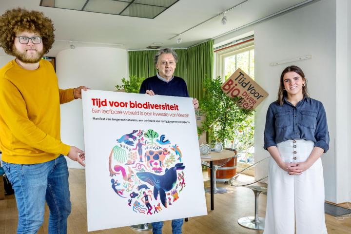 Ed Nijpels neemt het manifest in ontvangst