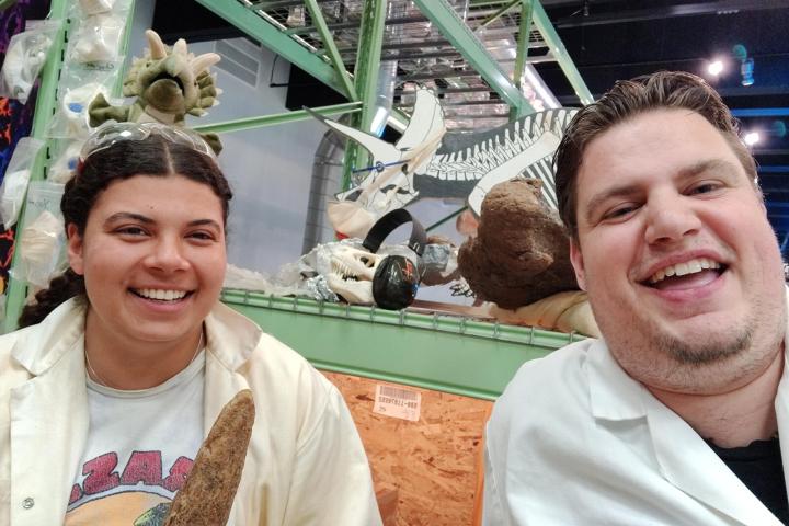 Martijn en Yasmin op het dinolab