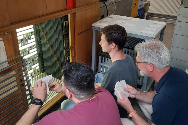 Panos, Floris en Rob op zoek naar dia's 