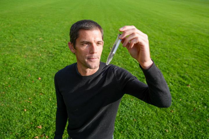 Vincent Merckx met een bodemmonster. Foto Laurens Wolthaus