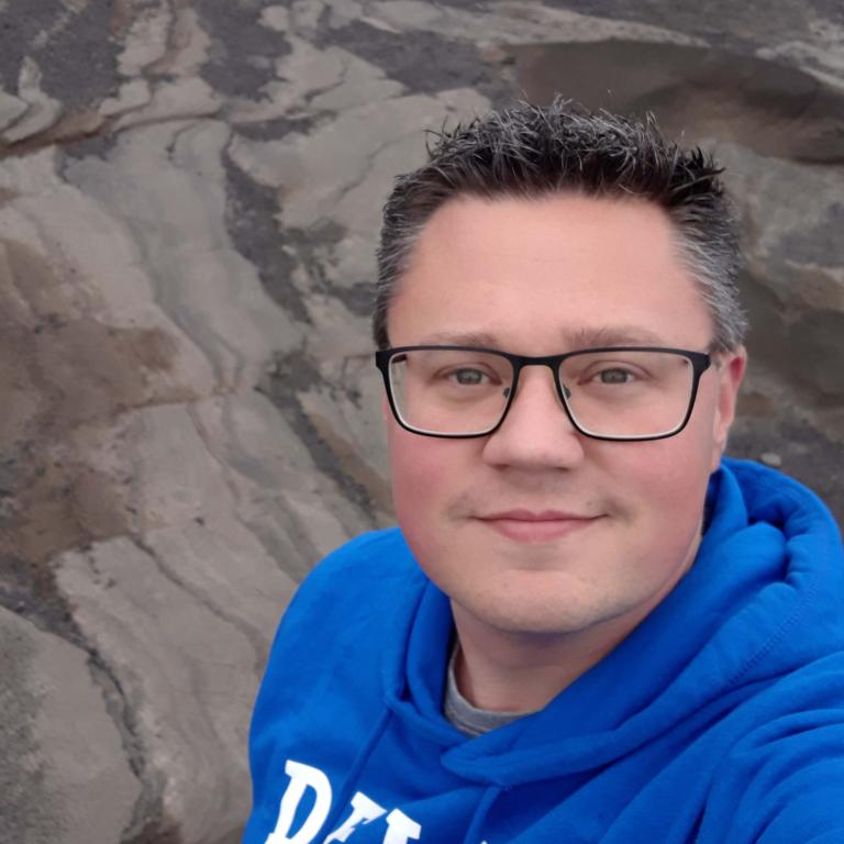 Sebastiaan voor een onsluiting van hyaloclastiet op IJsland