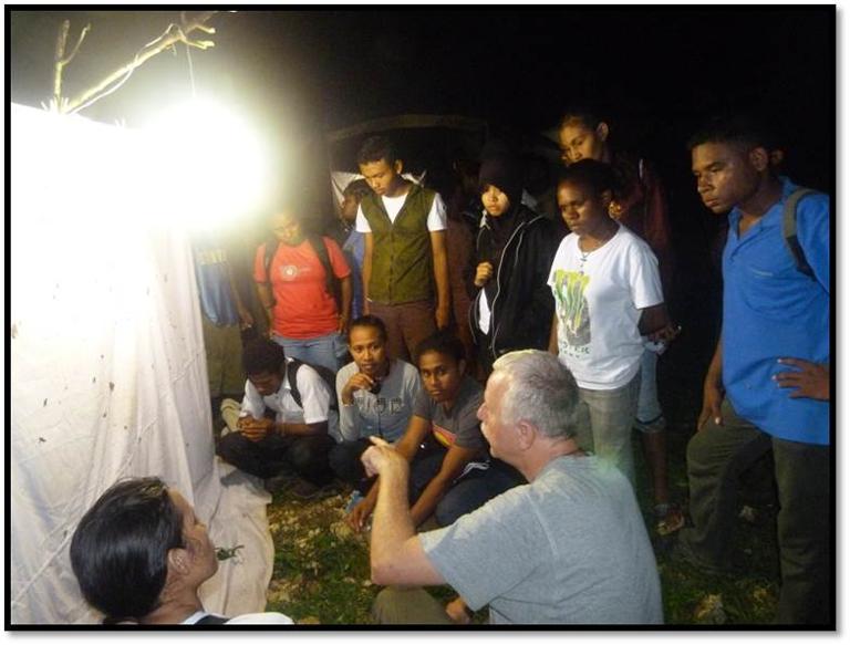 Rob de Vos op vlinderexcursie met studenten in Papua