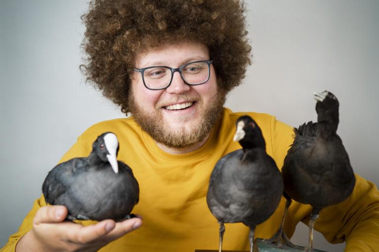Auke-Florian Hiemstra met drie opgezette meerkoeten foto Alexander Schippers
