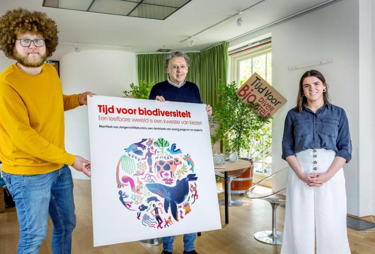 Ed Nijpels neemt het manifest in ontvangst