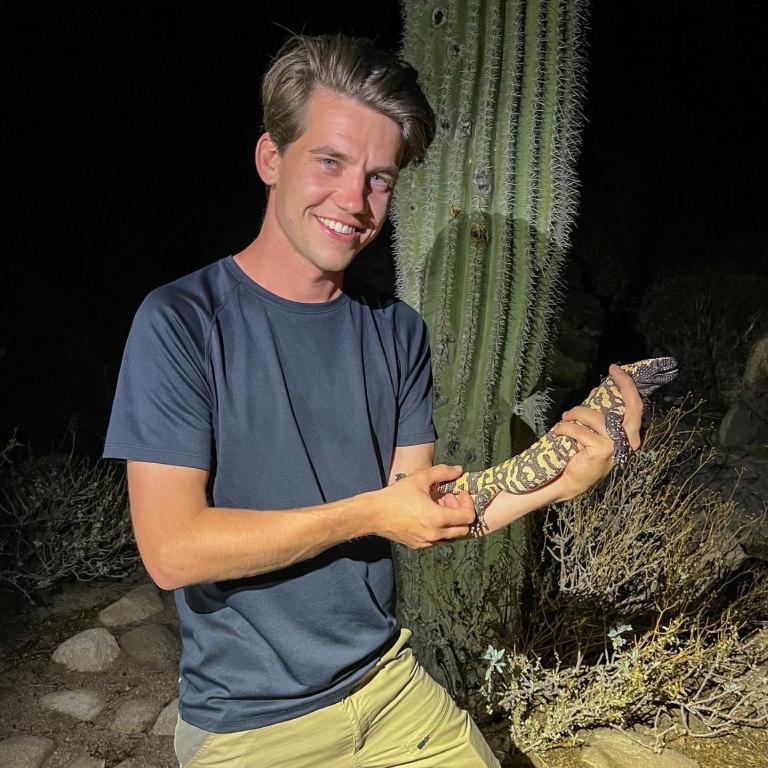 Mátyás houdt een gilamonster vast voor een cactus